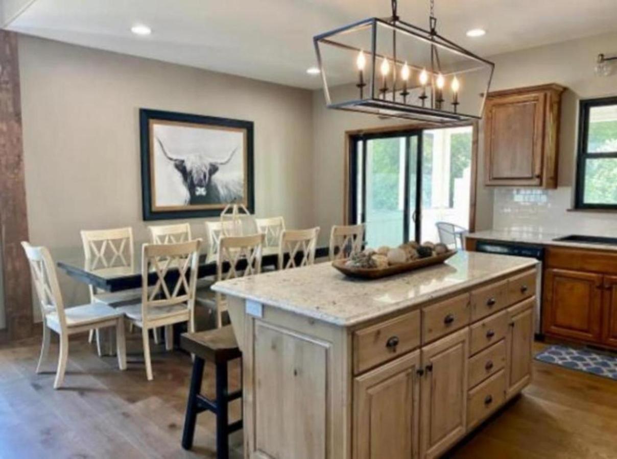 Premier Retreat With Hot Tub, Theater & Pool Table Villa Hollister Exterior photo