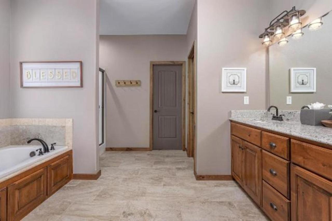 Premier Retreat With Hot Tub, Theater & Pool Table Villa Hollister Exterior photo
