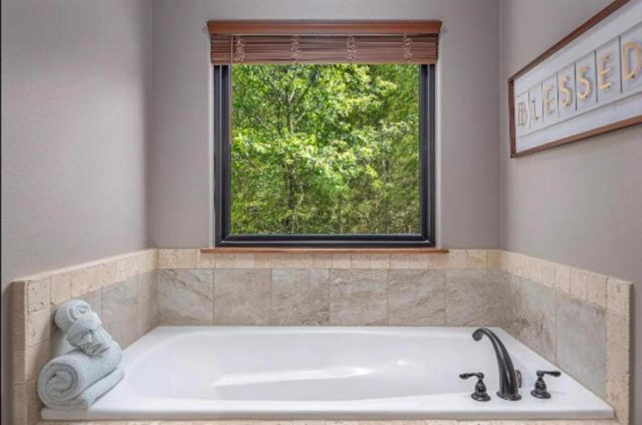 Premier Retreat With Hot Tub, Theater & Pool Table Villa Hollister Exterior photo